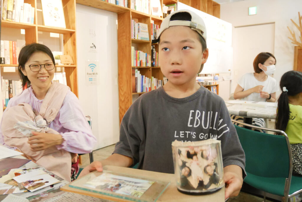 完成したアップサイクル作品を手にする子ども