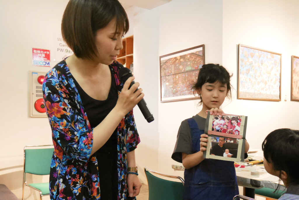 子どもが作品を発表する様子