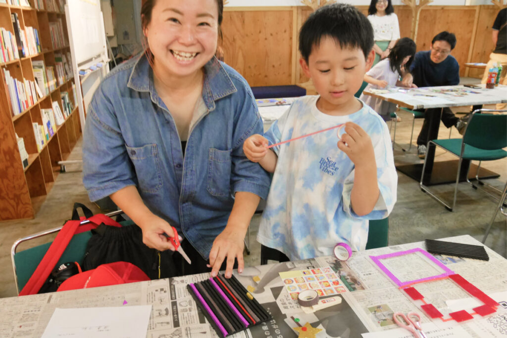 保護者と子どもが並んで笑顔を見せるアップサイクル体験の様子