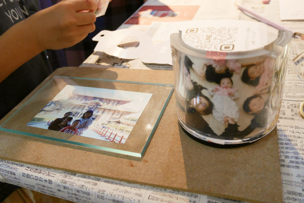 透明容器に写真を入れてデコレーションしたアップサイクル作品
